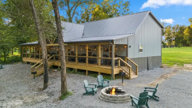 Riverfront Cabin~Sleeps 18~Private River Boat Ramp~20 Min drive Lake Cumberland