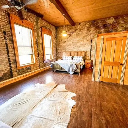 The Brick Street Suite, high ceilings, historic brick street location