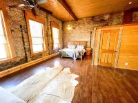 The Brick Street Suite, high ceilings, historic brick street location Hotel dekat SFA Mast Arboretum