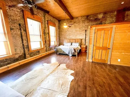 The Brick Street Suite, high ceilings, historic brick street location