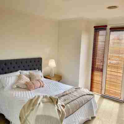 Townhouse Minutes From Cafes, Restaurants and all Williamstown has to Offer! Rooms