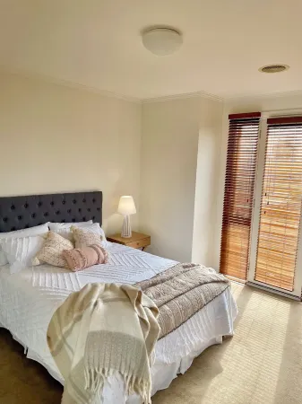 Townhouse Minutes From Cafes, Restaurants and all Williamstown has to Offer! Отели рядом с достопримечательностью «Уильямстаун бич»