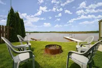 WATERFRONT Home-Amazing sunsets, extra amenities, kayaks, canoe, paddle board~