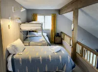 Spacious Cabin w/hot tub , pool and lake access, sleeps 8