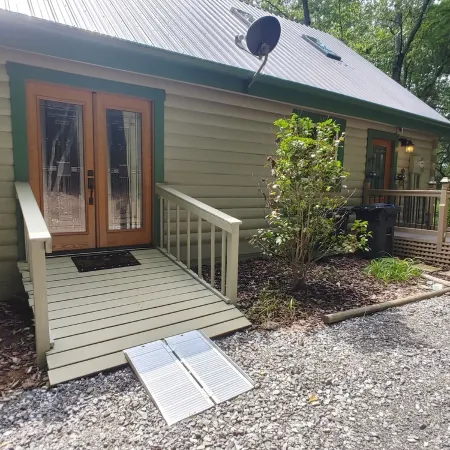 Cozy Cabin on 4 Acres of Fun! Pavilion, Firepit, Swing, Walking Trail to Creek!