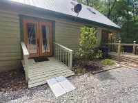 Cozy Cabin on 4 Acres of Fun! Pavilion, Firepit, Swing, Walking Trail to Creek! - Boutique