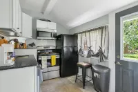 Buttercup Cottage close to downtown Hendersonville fully fenced all pets welcome