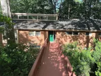 Nestled in a Quiet Neighborhood, Yet Minutes to Tech