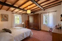 Villa in Gambassi with pool, A/C, village and restaurant at walking distance,