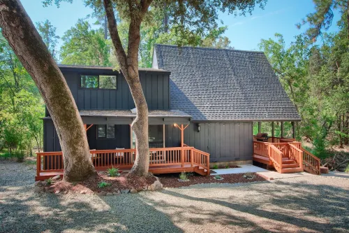 Modern A-Frame next to a creek, minutes to Bass Lake and close to Yosemite