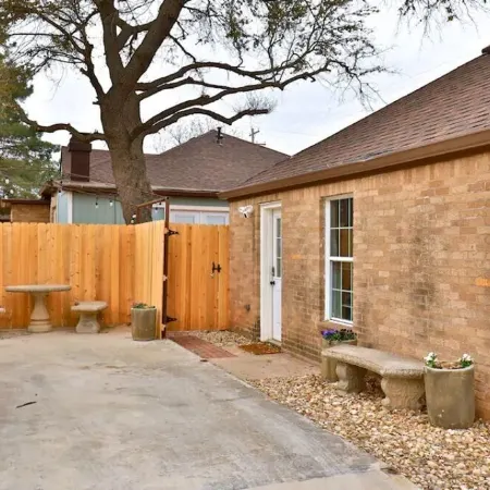 Cozy, quiet, and private guest house central to Abilene!