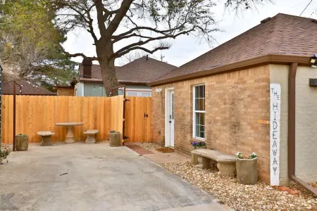 Cozy, quiet, and private guest house central to Abilene!