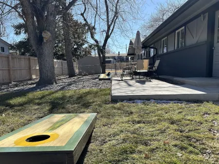 Newly Renovated ski themed home with brand new  furniture Отели рядом с достопримечательностью «The Well House Assisted & Senior Living of Arvada»