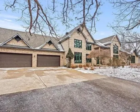 10,000 Sq. Ft. Home on 15 hunting acres with an in-door pool and sauna Hotels in Lyons