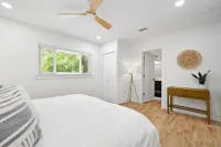 New Modern Waterfront Bungalow Retreat + Tropical Vibes + Fishing Paradise! - 발코니