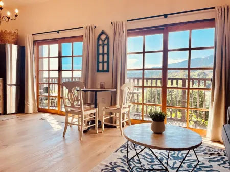 Ocean, Sunset, Mountain Views, Private Deck: Villa Floresco: Tuscan-like getaway Отели в г. Мишен Каньон