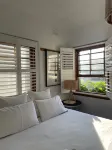 Beautiful Bar Beach - stay 300m to Sand & Surf. Walk to Cafes & Restaurants.
