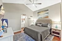Summer Time! 2Kingbed2Bath, Sleeps 6. Pet Friendly. Pool. Gas Fire Pit.
