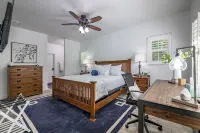 Charming Cottage-Backs the Nat.Forest with Spa, AC/Heat, Fire Pit and Game Room!