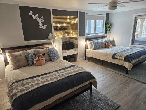 Charming 4-bedroom house w/Hot tub/Arcade games/WiFi/firepit and more