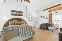 Modern Lakefront Cabin: Hot Tub, Kayaks & Bonus Mini Cabin!