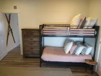 Spacious Townhome Centrally Located, Pet Friendly, Hot Tub & Bonus Basement Room