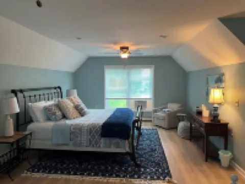 Quaint historic home in the heart of Bemus Point Village- a stroll to the water! Hotele w: Ellery