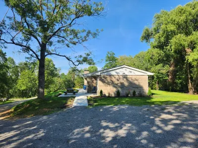 Cumberland Get-A-Way located at entrance of State Park