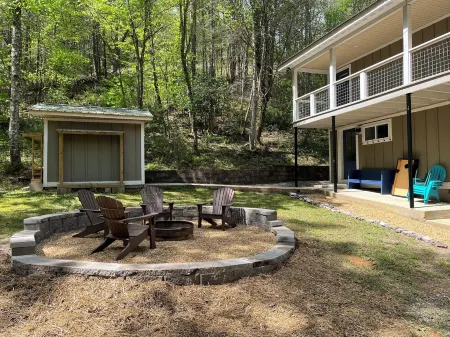 Charming Retreat- Aska Area, Cozy, Renovated 3BR/2.5BA with Stunning River Views