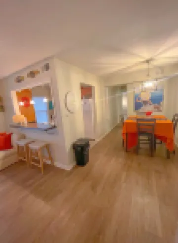 Lovely 2 bedroom condo walking distance to Beach Condominium - Entire home
