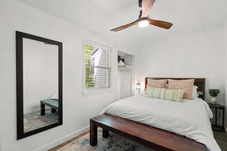 Sanders Beach Getaway. Walk to beach & DT CDA