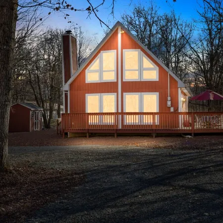 •Redwoods Chalet in the Poconos•