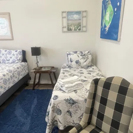 Great One Room with Full Bath Guest House!