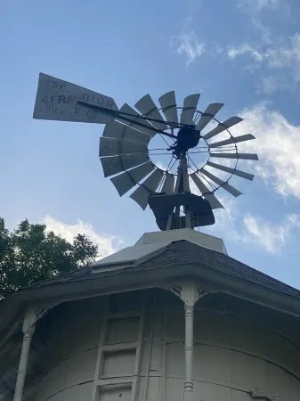 Top of the Hill-Cozy 1 bed/1 bath cottage, less than one mile to downtown.