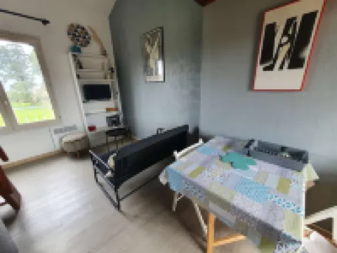 Charming T1 completely renovated, with large terrace, in the heart of Giens. Hotels in Giens