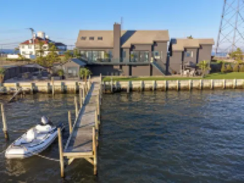 Black Swan: Beachfront Home w/ Year-Round Jacuzzi