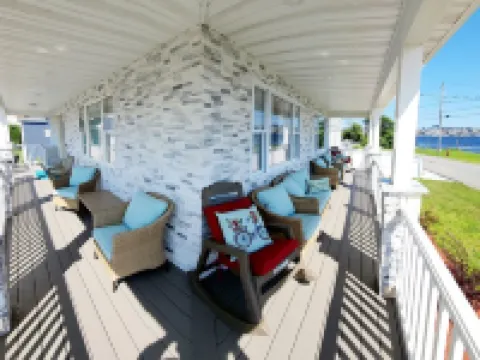 Beachfront w/ Hot Tub, Sauna, Pool, Fire pits, Grill & Panoramic Views Hotels in Somerset