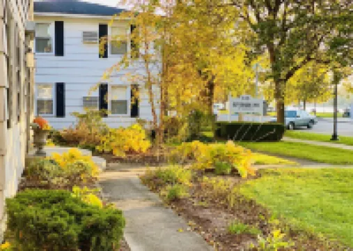 TOP NOTCH NESTING @ ♥️ of DOWNTOWN w SEASONAL WATERFRONT POOL & HOT TUB ACCESS❣️