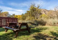The Kaweah River Cabin sleeps up to 8 guests, located 3 minutes from entrance Hotels near Chief Sequoyah