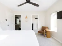 Mtn views, pool, hot tub, fire pit / 2 King suites / game room / modern & luxe Hotels in Tanque Verde