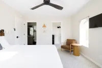 Mtn views, pool, hot tub, fire pit / 2 King suites / game room / modern & luxe