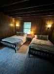 Charming River Cabin Retreat, Sleeps 14, near fishing and hunting + boat parking