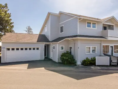 Two King Suites, Ocean Views & Upscale Touches in Downtown Manzanita