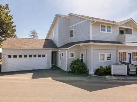 Two King Suites, Ocean Views & Upscale Touches in Downtown Manzanita