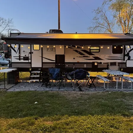 Cozy camper in Clemson Hills.  5 minutes from Clemson University.  Pet friendly!