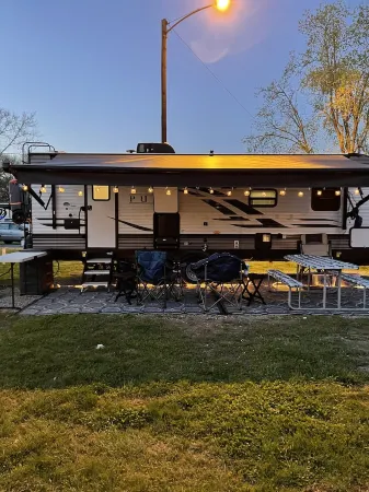 Cozy camper in Clemson Hills.  5 minutes from Clemson University.  Pet friendly! Отели рядом с достопримечательностью «Дайк»