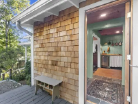 FLY LAKE- A Modern Mirror Lake Cottage Hotels in Highlands