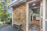 FLY LAKE- A Modern Mirror Lake Cottage