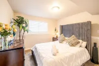 Designer Home. Lake View. Amazing Patio. Heated Swim Spa Pool & Hot Tub Hotels near Michaels