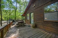 Charming 2-bedroom cabin in quiet area offering a Piece of Peace!